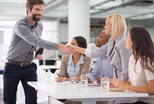 Quer influenciar melhor? Especialista revela 6 frases que líderes eficazes usam com frequência