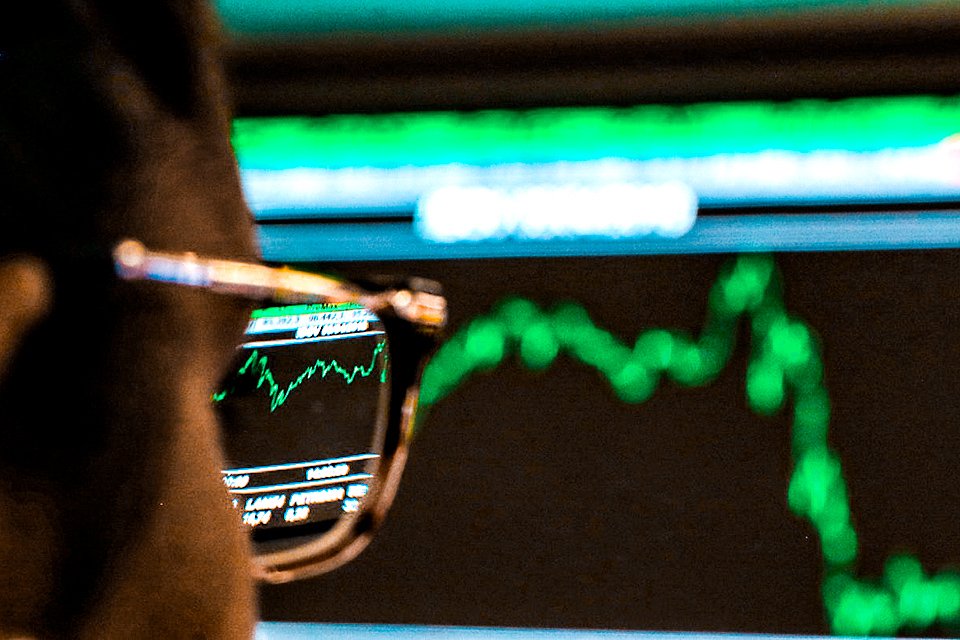 Qual é a diferença entre análise e análise fundamentalista na decisão de compra e venda de ações