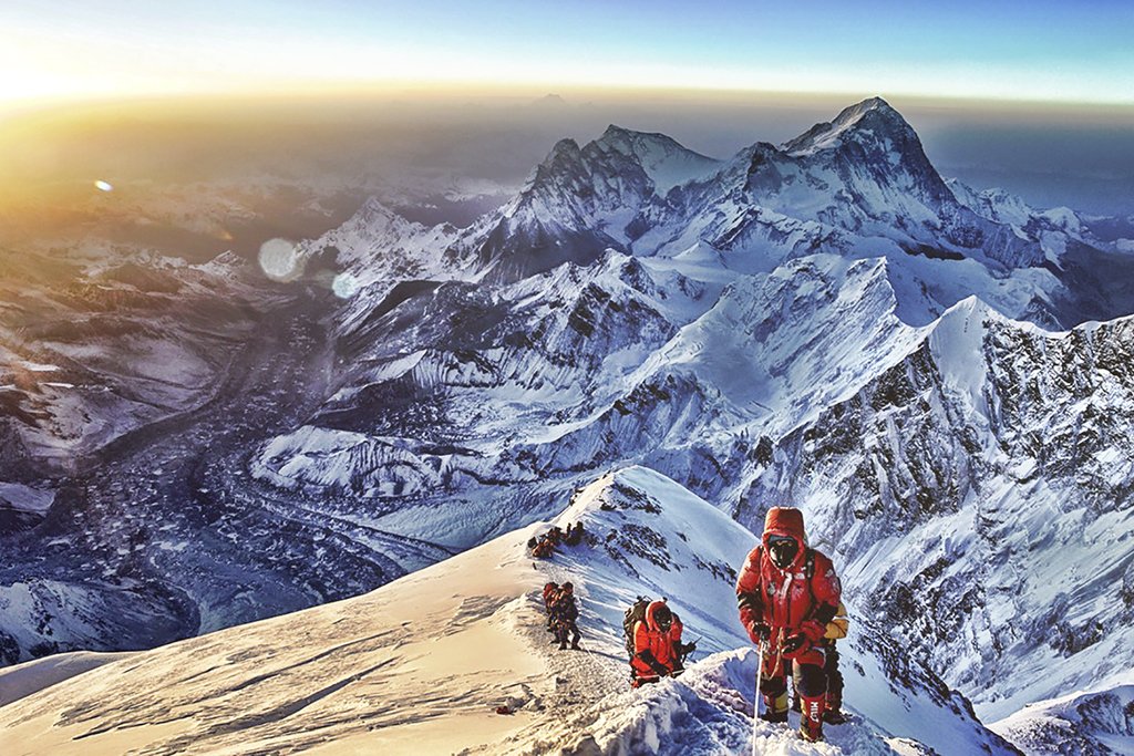 Como grupo de aventureiros subiu ao Everest em menos de uma semana com ajuda de gás