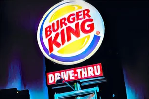 Jovem que trabalhou no Burger King no dia da formatura recebe R$ 1 mi em doações; veja vídeo