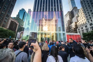Imagem referente à matéria: iPhone domina, mas Apple vive crise: tarifas de Trump e vendas abaixo do esperado ameaçam gigante