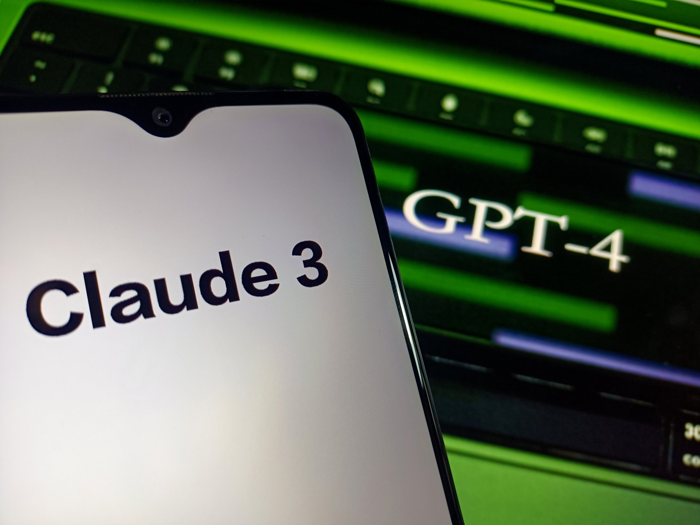 Claude bate ChatGPT em teste de leitura complexa, mas IA ainda falha em análise e compreensão