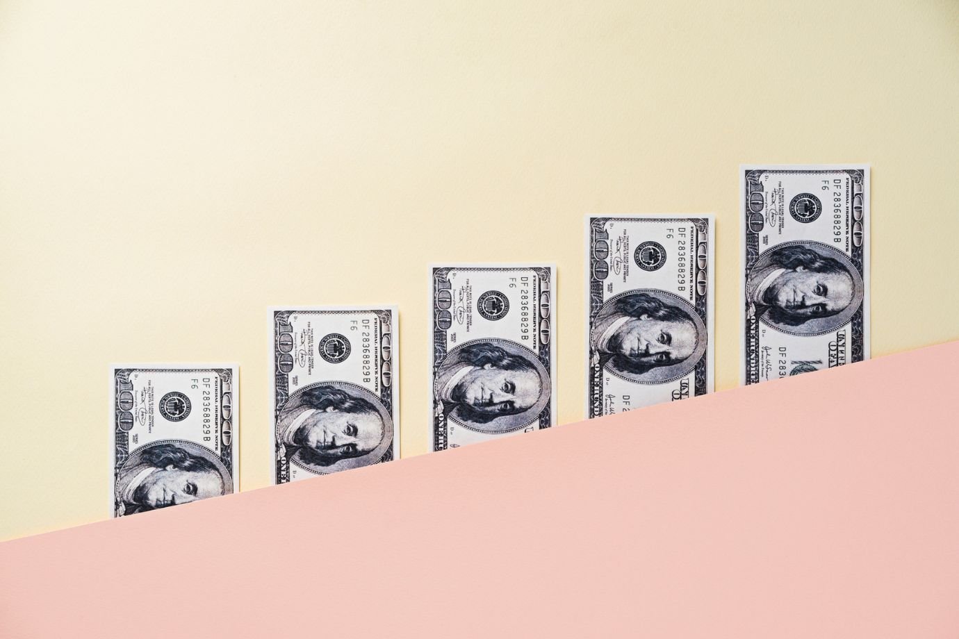 Dólar cai a menor nível desde outubro após conversa entre Trump e Xi Jinping