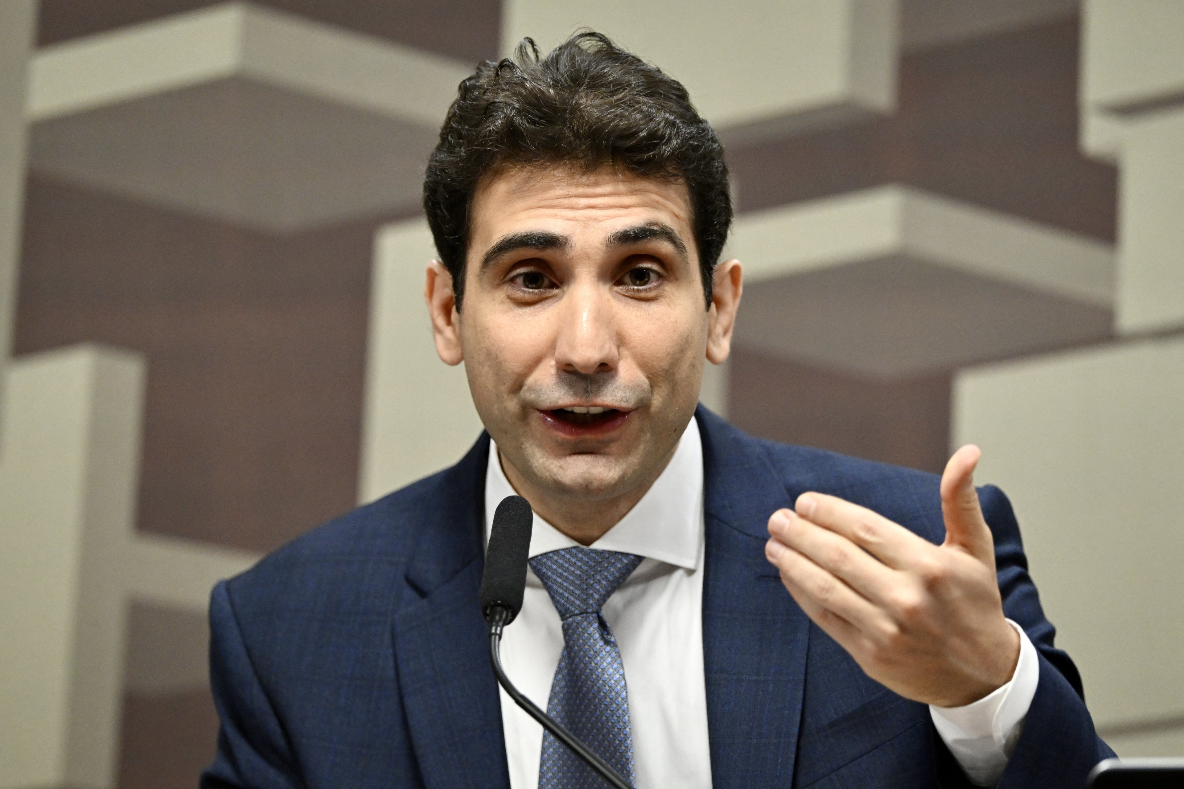 Galípolo diz que Pix parcelado pode ajudar setor varejista mesmo sem mudanças na Selic