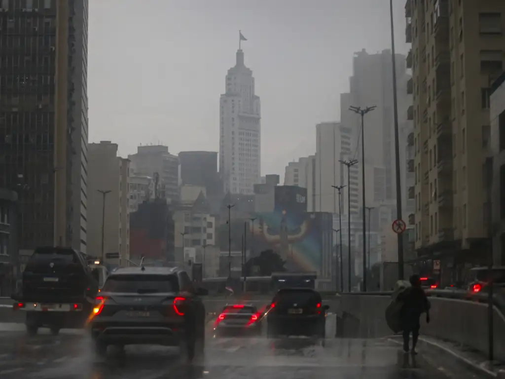 Alerta amarelo em SP: frente fria provoca chuvas fortes e queda de temperatura