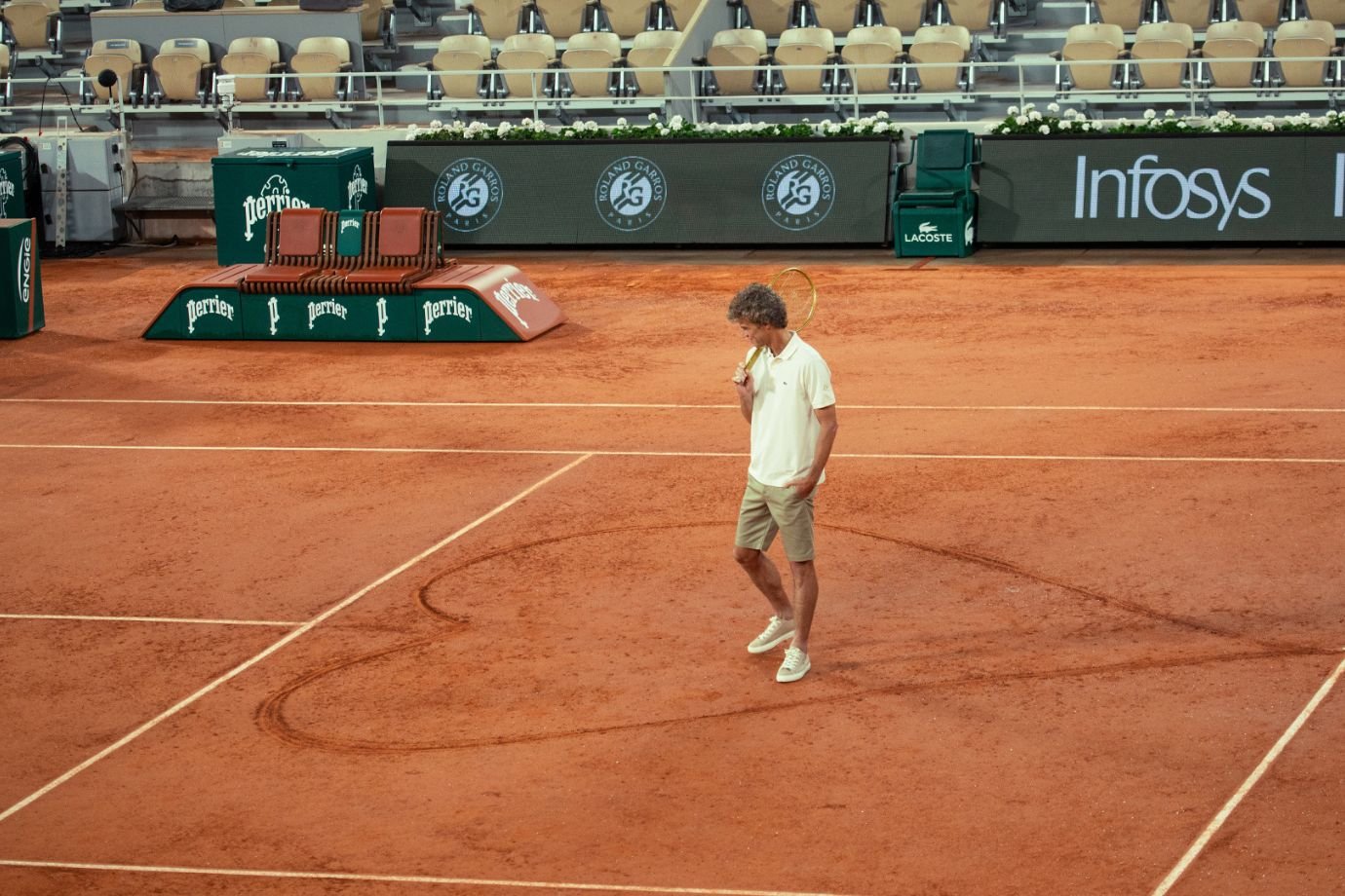 Guga redesenha o coração no saibro de Roland-Garros, 23 anos após sua terceira conquista no Grand Slam francês, em homenagem promovida pela Stella Artois